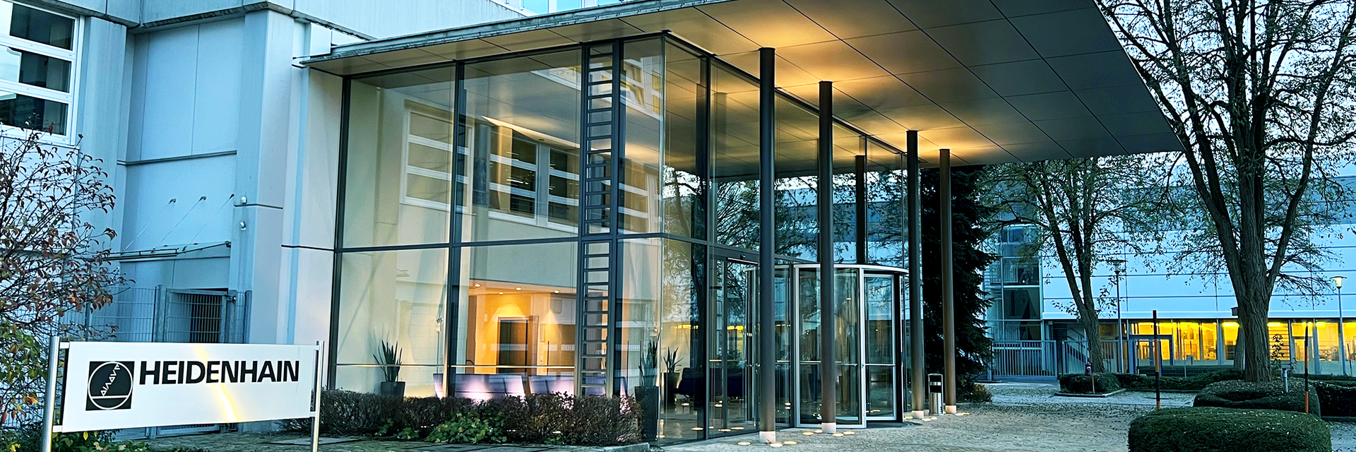 Modernes HEIDENHAIN Empfangsgebäude mit Glasfassade und überdachtem Eingangsbereich